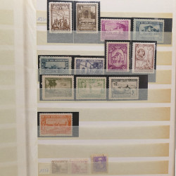 Vrac philatélique de timbres du monde neufs et oblitérés en un carton.