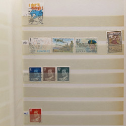 Vrac philatélique de timbres du monde neufs et oblitérés en un carton.