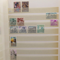 Vrac philatélique de timbres du monde neufs et oblitérés en un carton.