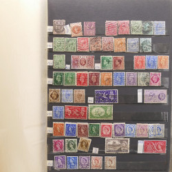 Vrac philatélique de timbres du monde neufs et oblitérés en un carton.