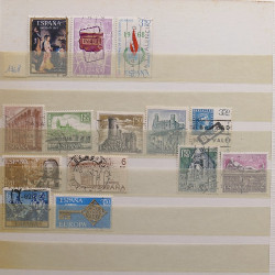Vrac philatélique de timbres du monde neufs et oblitérés en un carton.