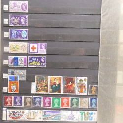 Vrac philatélique de timbres du monde neufs et oblitérés en un carton.