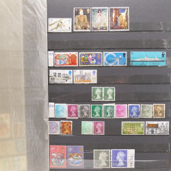 Vrac philatélique de timbres du monde neufs et oblitérés en un carton.