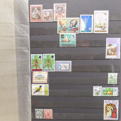 Vrac philatélique de timbres du monde neufs et oblitérés en un carton.