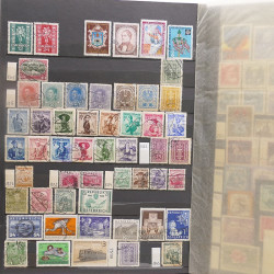 Vrac philatélique de timbres du monde neufs et oblitérés en un carton.