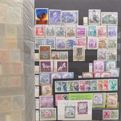 Vrac philatélique de timbres du monde neufs et oblitérés en un carton.