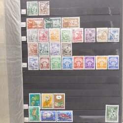 Vrac philatélique de timbres du monde neufs et oblitérés en un carton.