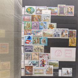Vrac philatélique de timbres du monde neufs et oblitérés en un carton.