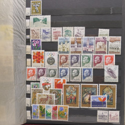 Vrac philatélique de timbres du monde neufs et oblitérés en un carton.