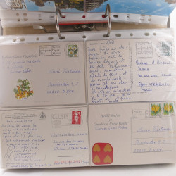 Vrac philatélique de timbres du monde neufs et oblitérés en un carton.