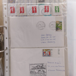 Vrac philatélique de timbres du monde neufs et oblitérés en un carton.