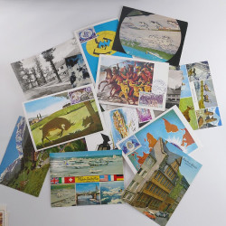 Vrac philatélique de timbres du monde neufs et oblitérés en un carton.