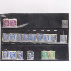 Vrac philatélique de timbres du monde neufs et oblitérés en un carton.