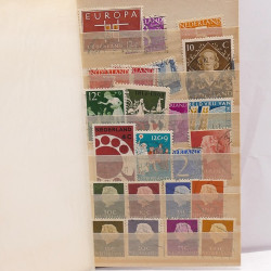 Vrac philatélique de timbres du monde neufs et oblitérés en un carton.