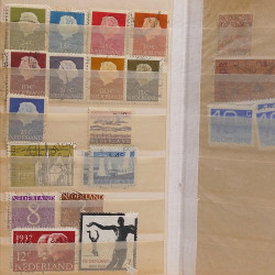 Vrac philatélique de timbres du monde neufs et oblitérés en un carton.