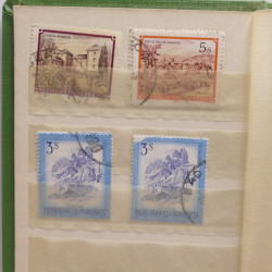 Vrac philatélique de timbres du monde neufs et oblitérés en un carton.