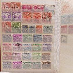 Vrac philatélique de timbres du monde neufs et oblitérés en un carton.