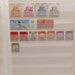 Vrac philatélique de timbres du monde neufs et oblitérés en un carton.