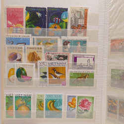 Vrac philatélique de timbres du monde neufs et oblitérés en un carton.