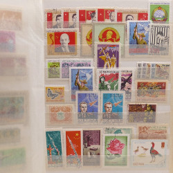 Vrac philatélique de timbres du monde neufs et oblitérés en un carton.