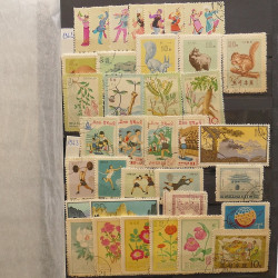 Vrac philatélique de timbres du monde neufs et oblitérés en un carton.