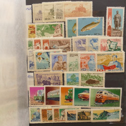 Vrac philatélique de timbres du monde neufs et oblitérés en un carton.