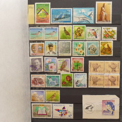 Vrac philatélique de timbres du monde neufs et oblitérés en un carton.