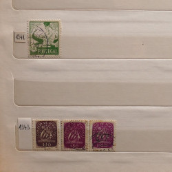 Vrac philatélique de timbres du monde neufs et oblitérés en un carton.