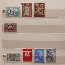 Vrac philatélique de timbres du monde neufs et oblitérés en un carton.