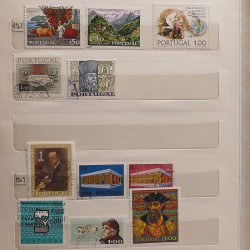 Vrac philatélique de timbres du monde neufs et oblitérés en un carton.