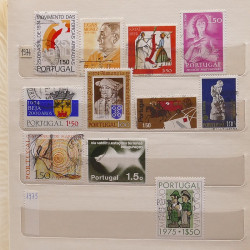 Vrac philatélique de timbres du monde neufs et oblitérés en un carton.