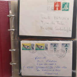 Vrac philatélique de timbres du monde neufs et oblitérés en un carton.