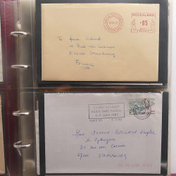 Vrac philatélique de timbres du monde neufs et oblitérés en un carton.