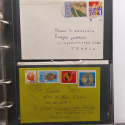 Vrac philatélique de timbres du monde neufs et oblitérés en un carton.