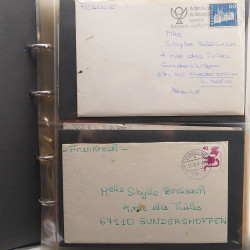 Vrac philatélique de timbres du monde neufs et oblitérés en un carton.