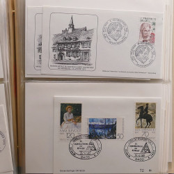Vrac philatélique de timbres du monde neufs et oblitérés en un carton.