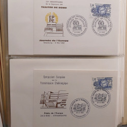 Vrac philatélique de timbres du monde neufs et oblitérés en un carton.