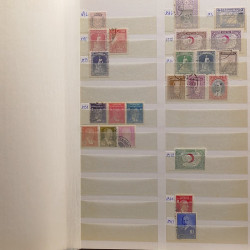 Vrac philatélique de timbres du monde neufs et oblitérés en un carton.