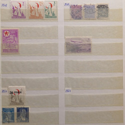 Vrac philatélique de timbres du monde neufs et oblitérés en un carton.