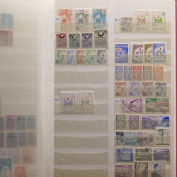 Vrac philatélique de timbres du monde neufs et oblitérés en un carton.