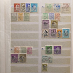 Vrac philatélique de timbres du monde neufs et oblitérés en un carton.