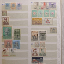 Vrac philatélique de timbres du monde neufs et oblitérés en un carton.