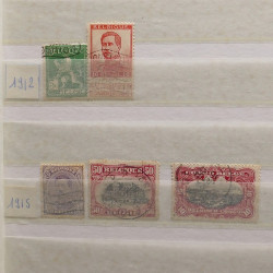 Vrac philatélique de timbres du monde neufs et oblitérés en un carton.