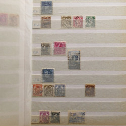 Vrac philatélique de timbres du monde neufs et oblitérés en un carton.