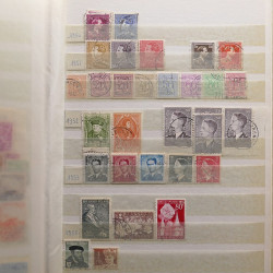 Vrac philatélique de timbres du monde neufs et oblitérés en un carton.