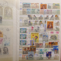 Vrac philatélique de timbres du monde neufs et oblitérés en un carton.