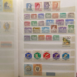 Vrac philatélique de timbres du monde neufs et oblitérés en un carton.