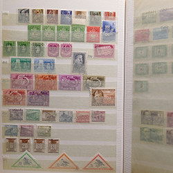 Vrac philatélique de timbres du monde neufs et oblitérés en un carton.