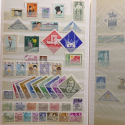 Vrac philatélique de timbres du monde neufs et oblitérés en un carton.