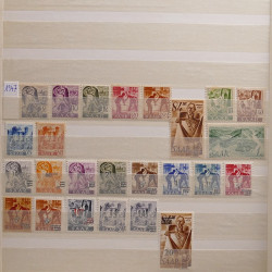 Vrac philatélique de timbres du monde neufs et oblitérés en un carton.